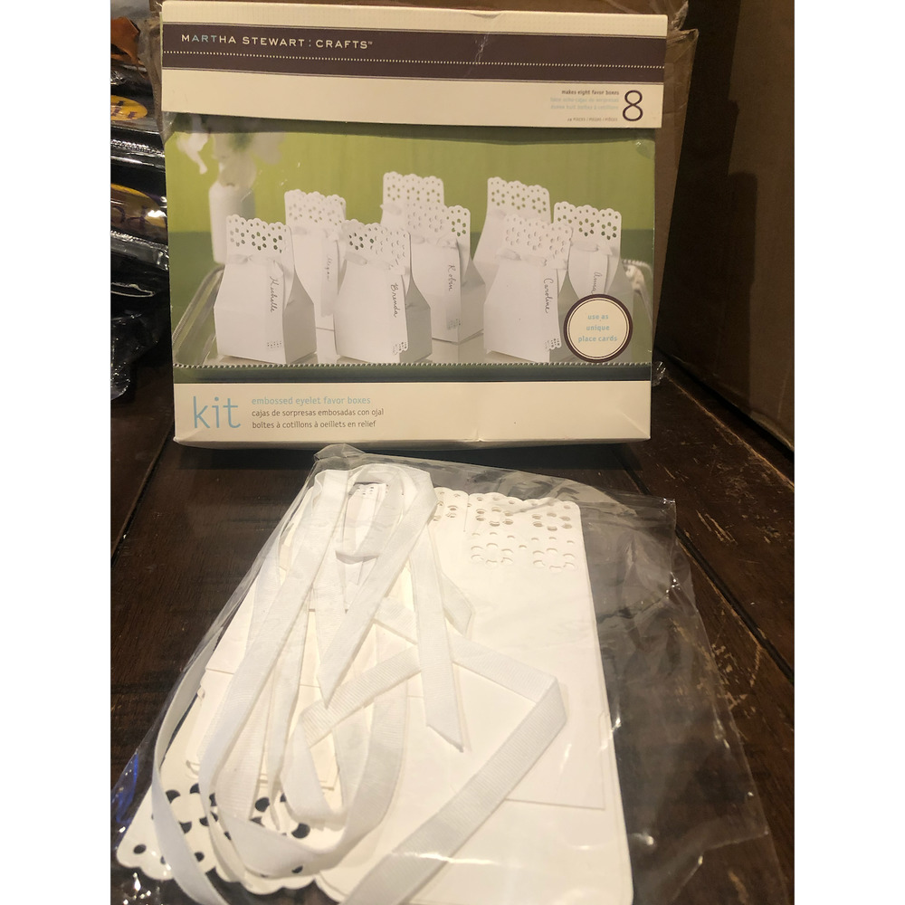 NWT MARTHA STEWART CRAFTS WHITE EMBOSSED FAVOR BOXES  KIT‎ OF 8